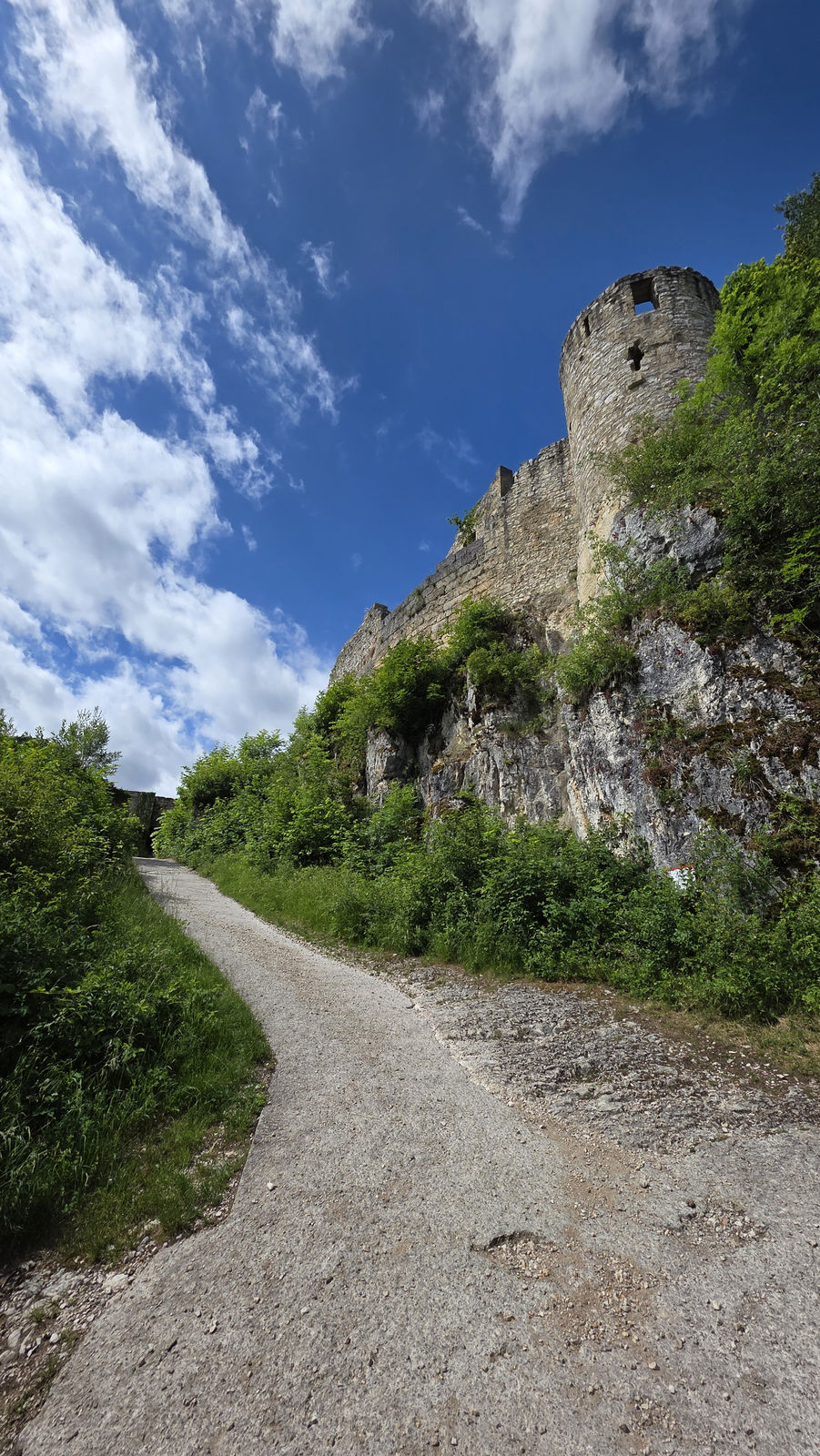 Wanderweg durch den Wald zur Burgruine Schlossberg bei Bad Urach