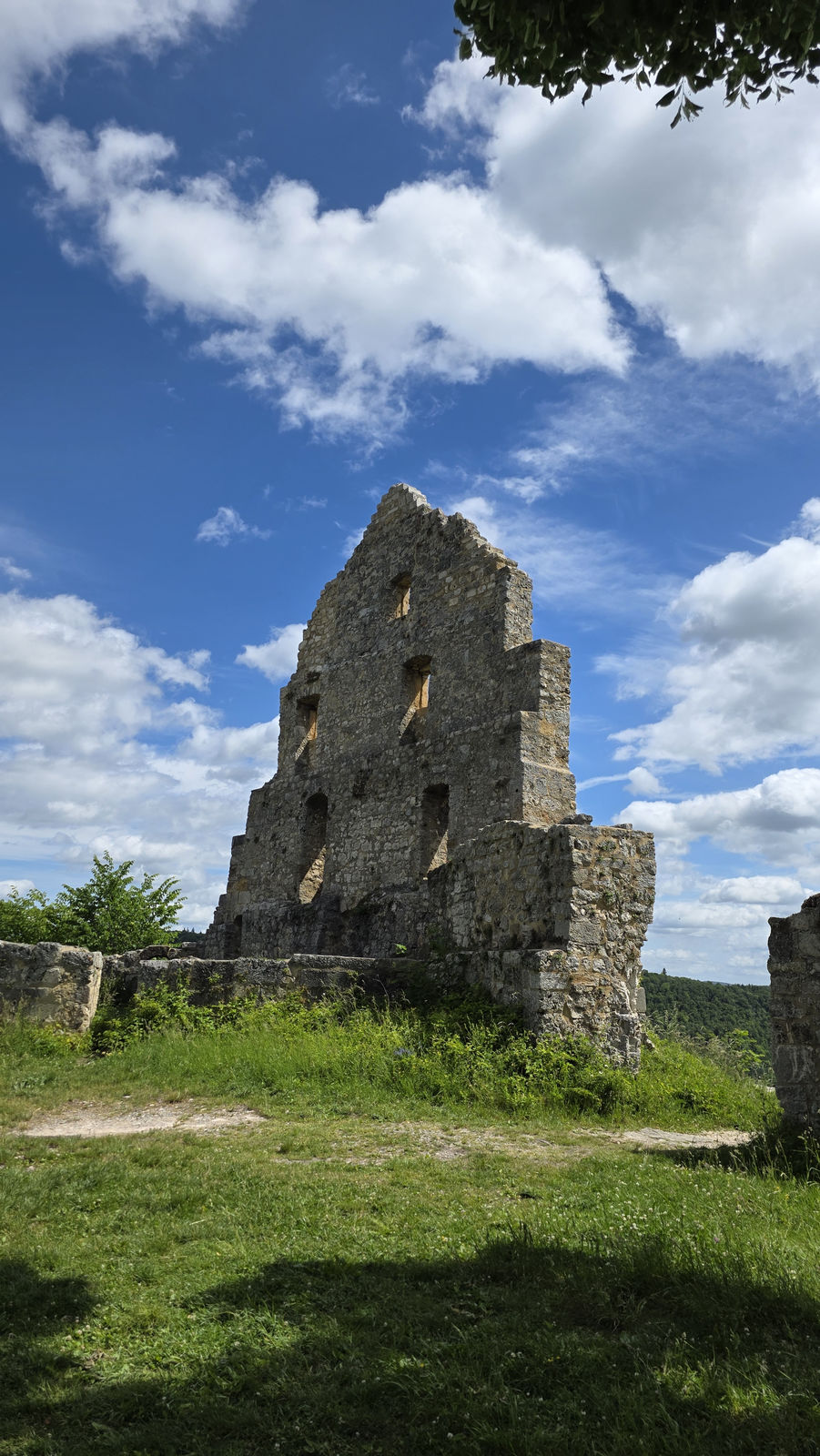 Wanderweg durch den Wald zur Burgruine Schlossberg bei Bad Urach