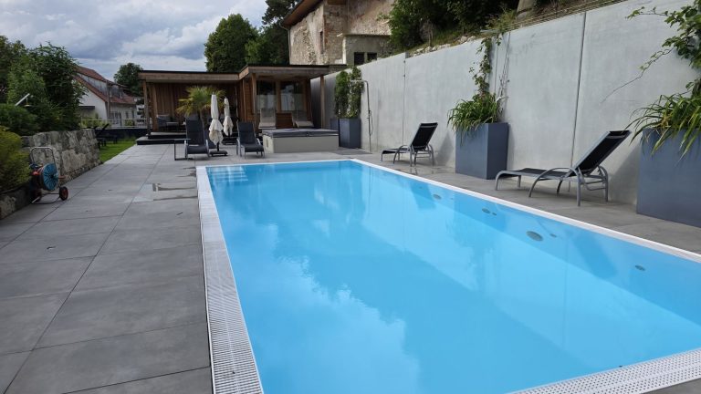 Außenpool im Hotel Rose Berg bei Ehingen