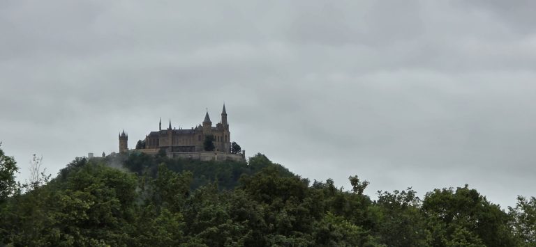 Burg Hohenzollern im Nebel im Juni