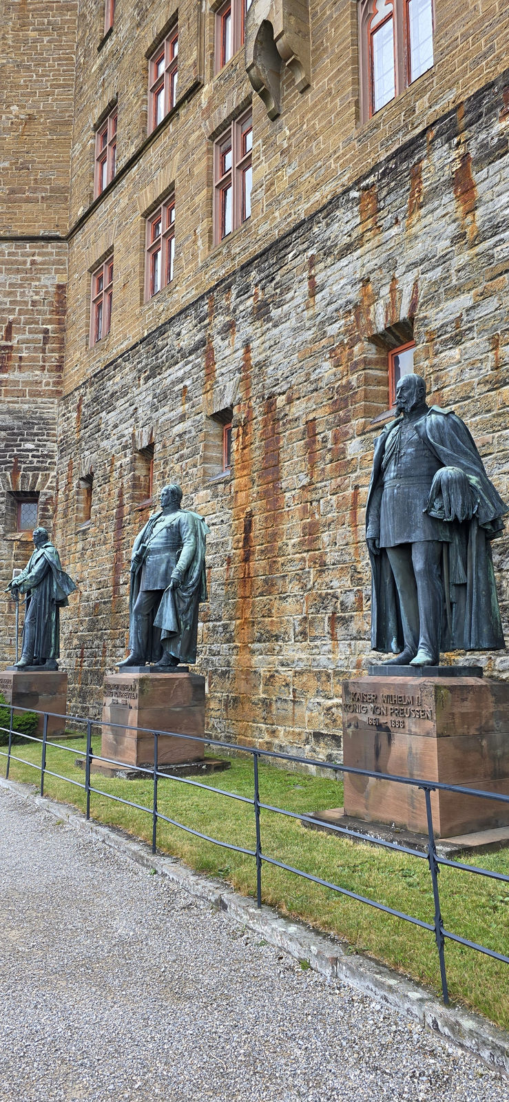Burg Hohenzollern im Nebel im Juni