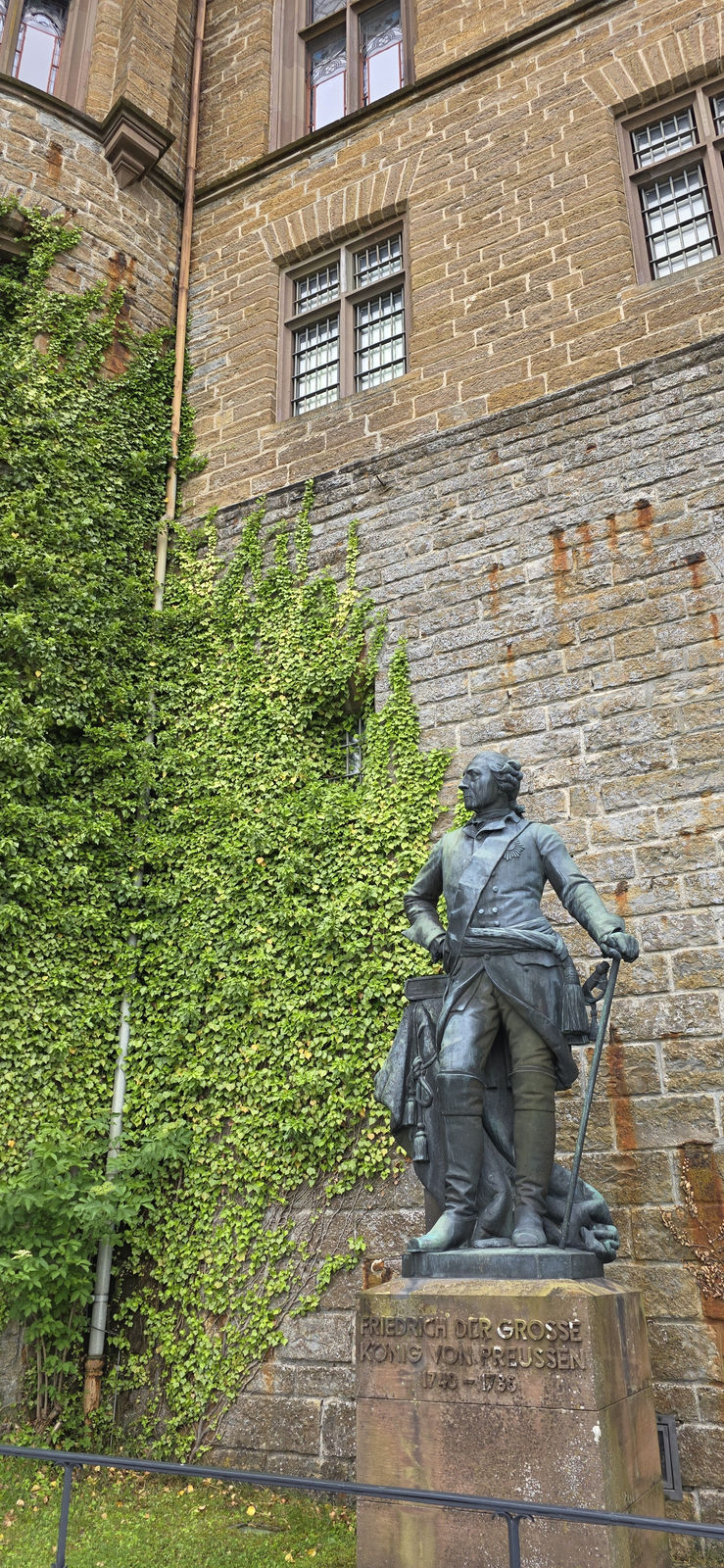 Burg Hohenzollern im Nebel im Juni