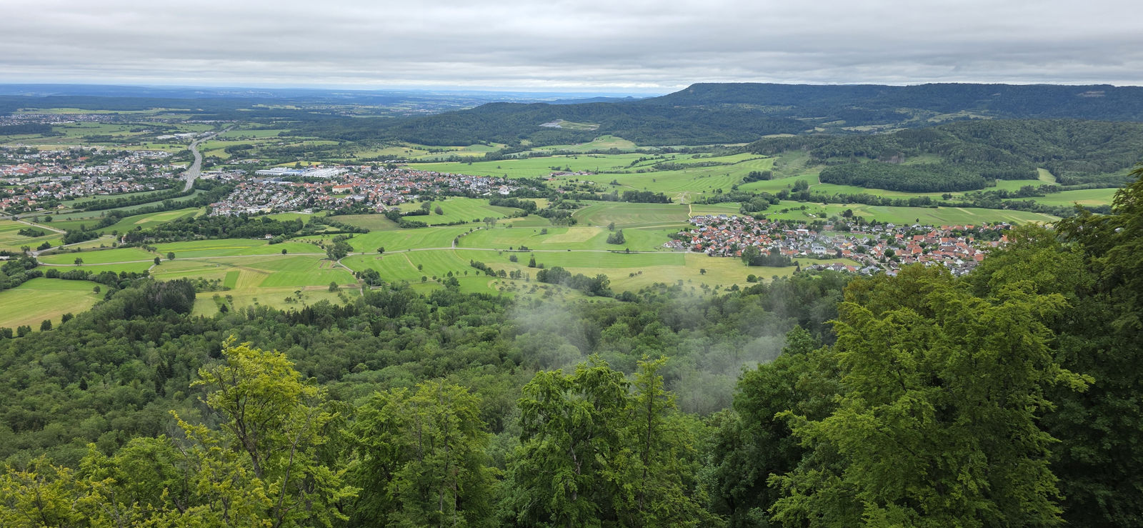 Burg Hohenzollern im Nebel im Juni