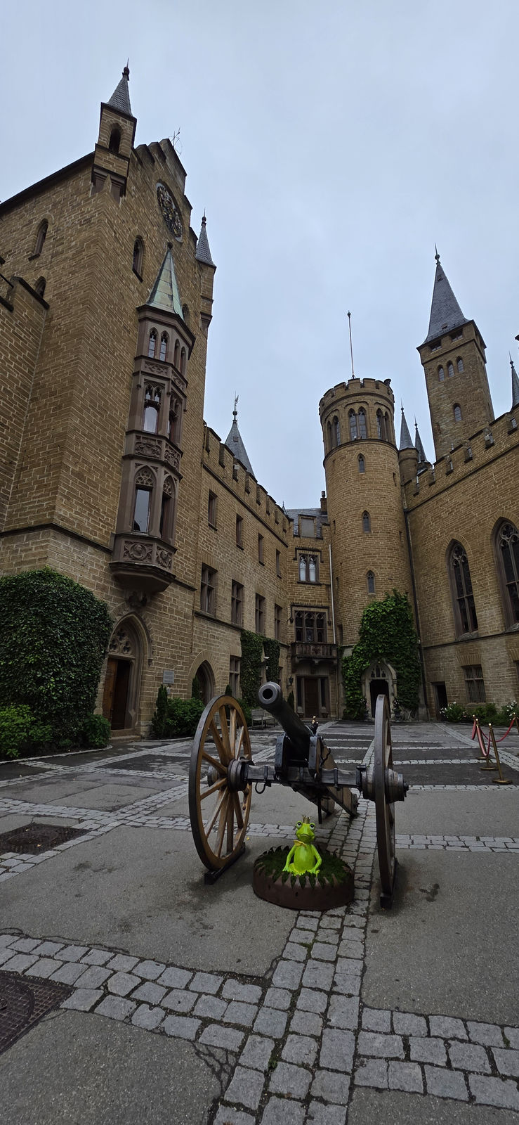 Burg Hohenzollern im Nebel im Juni